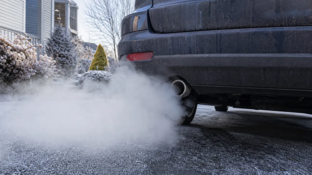 Voiture qui fume blanc : causes, dangers et solutions